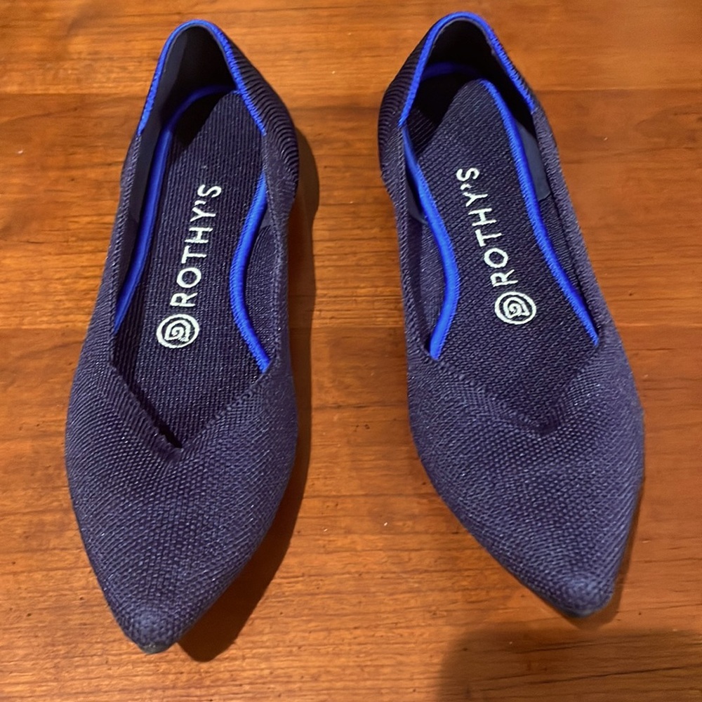 Rothy’s “the point”. In marine blue (navy)